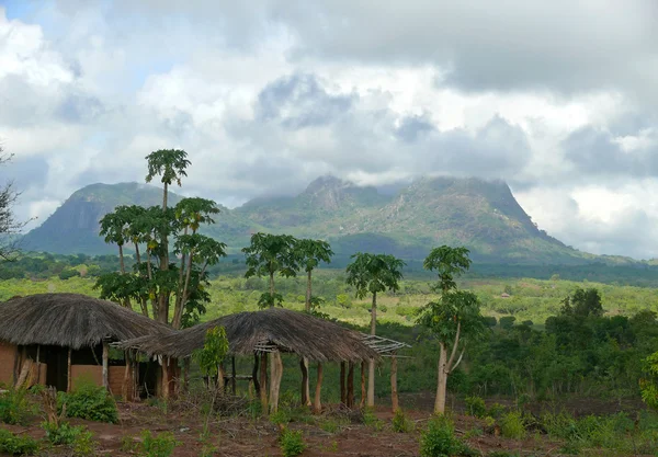 Mozambik. güzel dağ manzarası ile bina köylü. — Stok fotoğraf