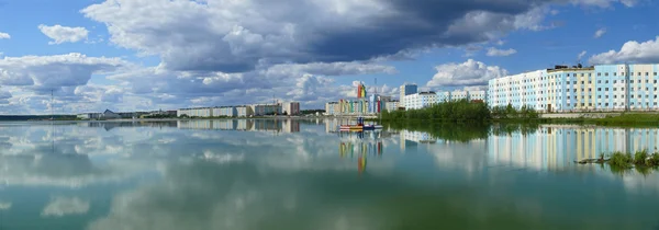 Rusya, nadym. Gölde yansıması ile şehir nadym Panoraması. — Stok fotoğraf