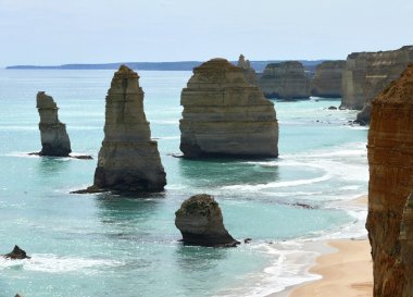 Australië, victoria. twaalf apostelen op grote oceaan weg van vlokkig kalksteen.