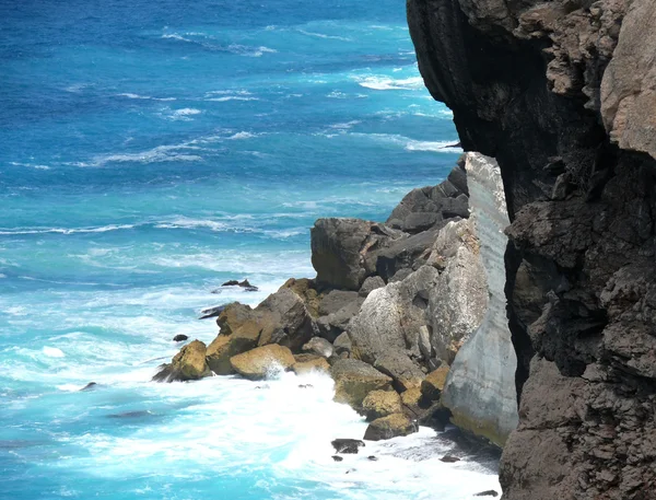 Αποσχισθείσα, βραχώδη παραλία με surf από το εθνικό πάρκο nullarbor. Νότια Αυστραλία. — Φωτογραφία Αρχείου