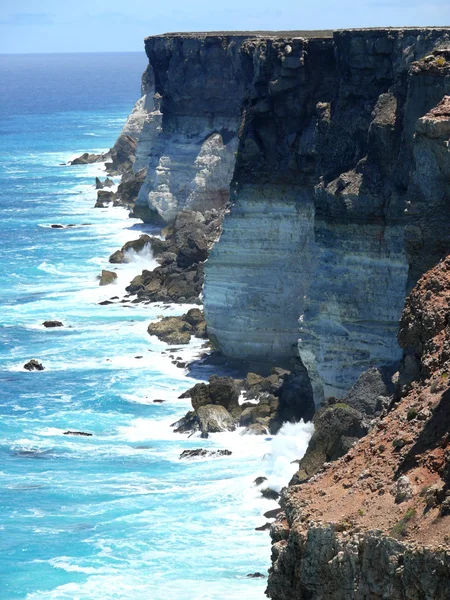 Escapada, alta costa rocosa con oleaje del Parque Nacional Nullarbor. Australia del Sur . — Foto de Stock