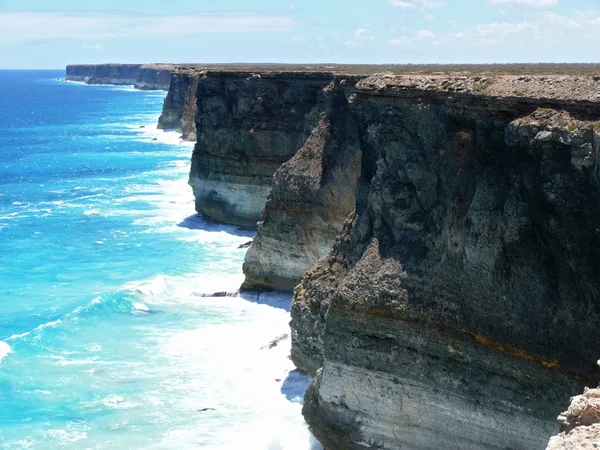 Breakaway, high rocky seaside with surf of the National park Nullarbor. South Australia. — Stock Photo, Image
