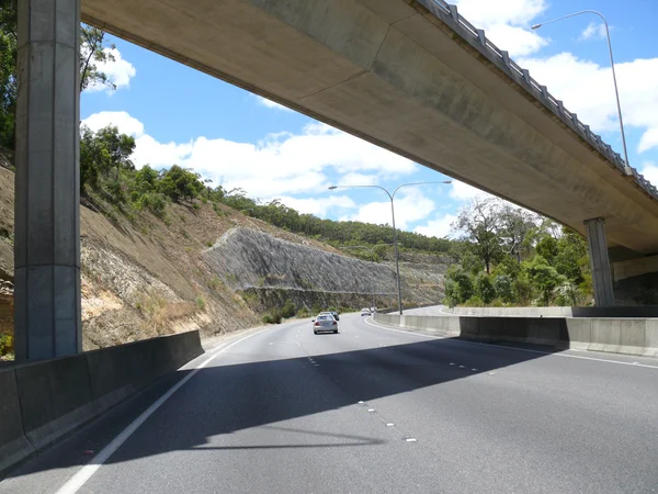 Straße unter Brücke. 5. dezember 2007 in adelaide, australien. — Stockfoto