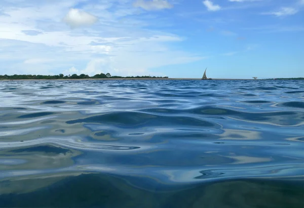 Afrika. Tanzanie. krajina v Indickém oceánu s velmi pohanského vlny. — Stock fotografie