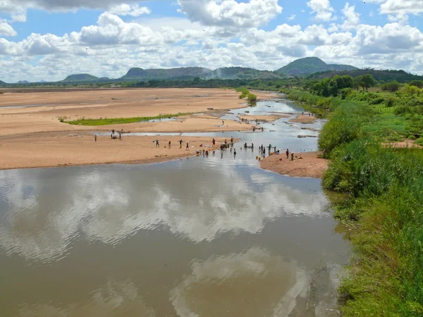 Afrika. Mozambik. Prospek sungai dengan mencuci — Stok Foto