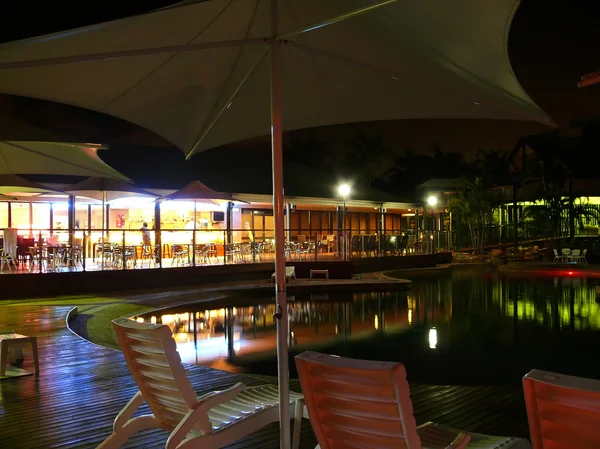 Australia. Queensland. Great Barrier Reef. Swimming pool and restaurant in borough Townswille in night. — Stock Photo, Image