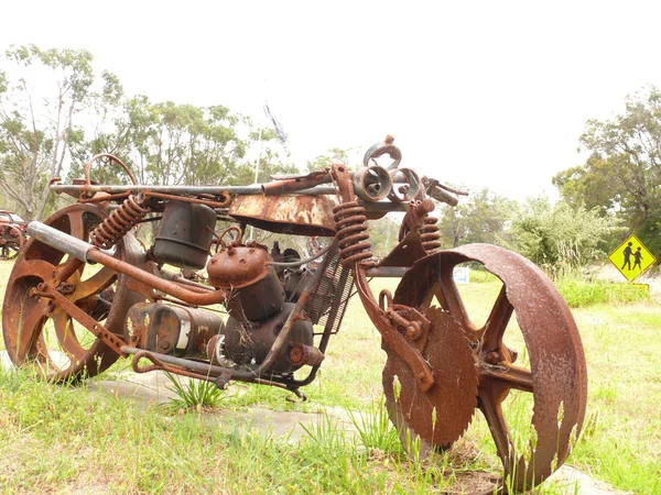 有趣的和生锈的摩托车模型。西澳大利亚州奥尔巴尼附近. — 图库照片
