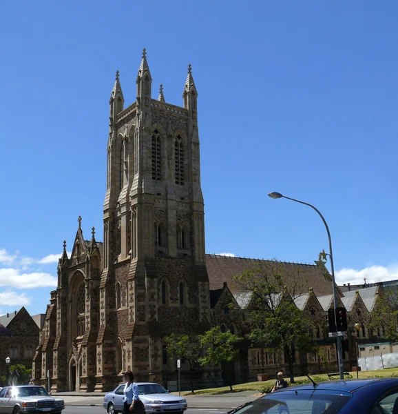 Verkeer en kathedraal in het centrum van stad. 5 december 2007 in adelaide, Australië. — Stockfoto