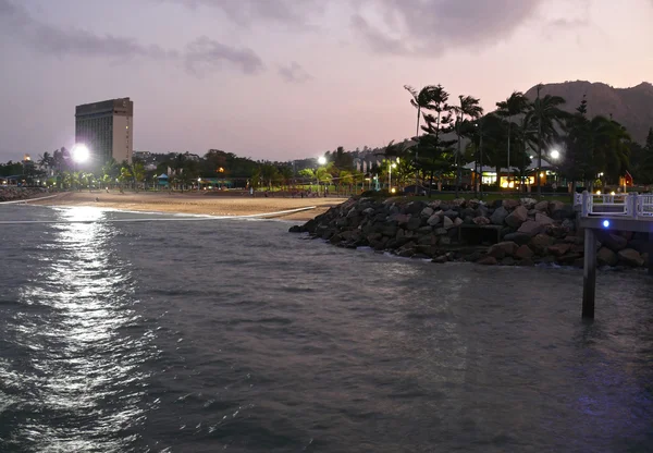 Australia. Queensland. Grande barriera corallina. La spiaggia di Townswille di notte . — Foto Stock