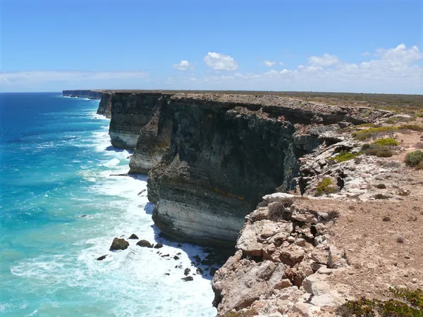 Breakaway, high rocky seaside with surf of the National park Nullarbor. South Australia. — Stock Photo, Image