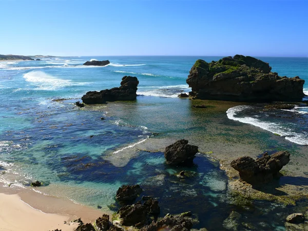 Praia com formação rochosa e surf. Great Ocean Road, Austrália, Victoria, National Park . — Fotografia de Stock