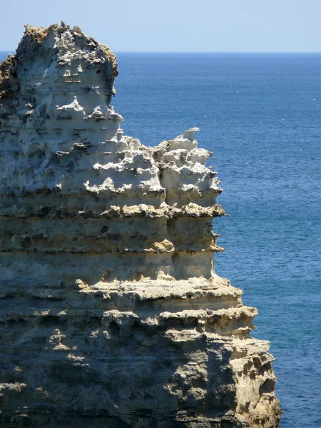 Die Bildung aus flockigem, felsigem Kalkstein. große Ozeanstraße, Australien, Victoria, Nationalpark. — Stockfoto