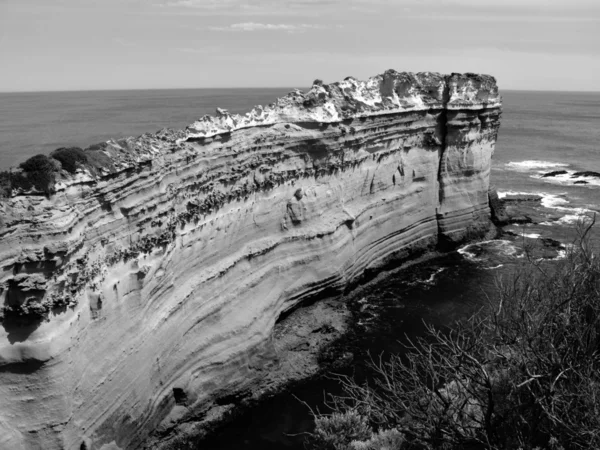 La orilla del mar con la formación rocosa, monocromo. Great Ocean Road, Australia, Victoria, Parque Nacional . — Foto de Stock