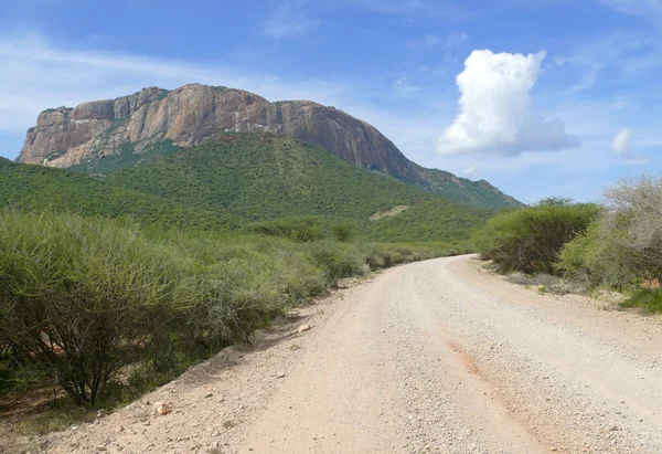 Afrika. Kenya. vackra bergslandskap med road. — Stockfoto