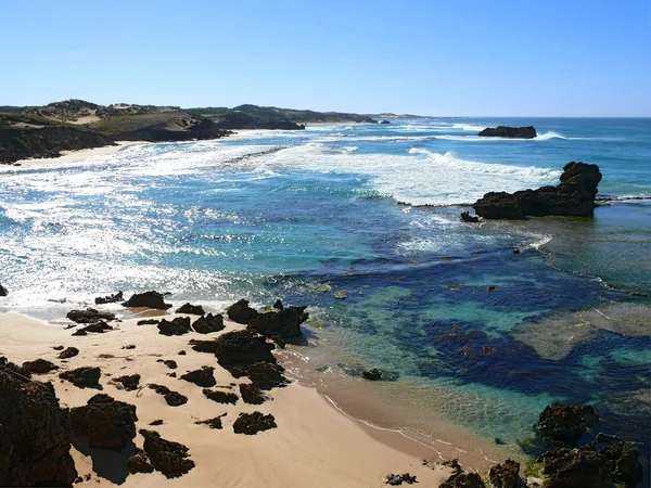 Sahilde kayalık oluşumu ve sörf ile. büyük ocean road, Avustralya, victoria, Milli Parkı. — Stok fotoğraf