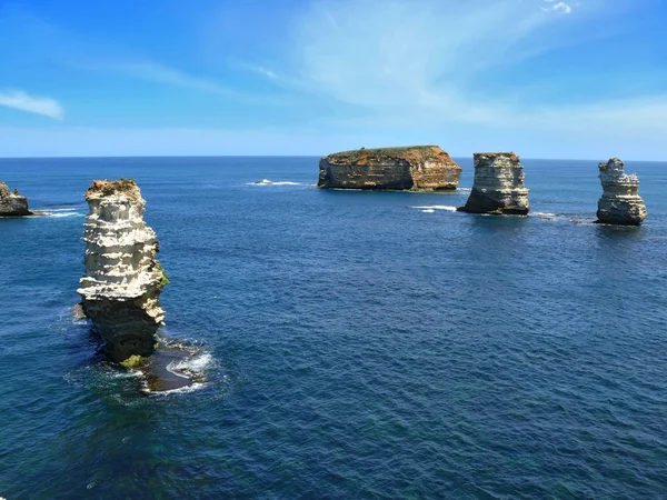 Il mare con formazione rocciosa e surf. Great Ocean Road, Australia, Victoria, Parco nazionale . — Foto Stock