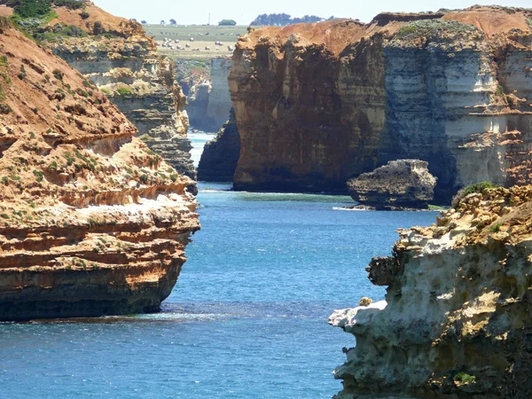 La playa con formación rocosa y surf. Great Ocean Road, Australia, Victoria, Parque Nacional . — Foto de Stock