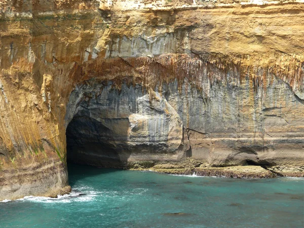Pared con cueva sobre agua. Great Ocean Road, Australia, Victoria, Parque Nacional . — Foto de Stock