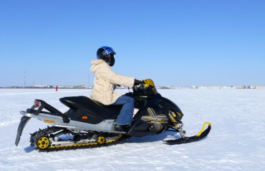 bir kar arabası güzel kız