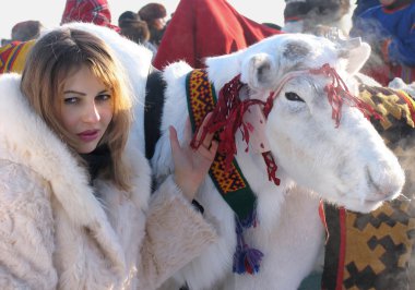 bir geyik ile güzel kız.
