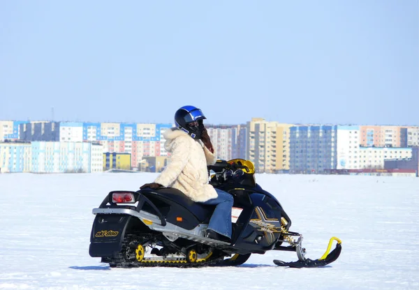 Menina bonita em um snowmobile — Fotografia de Stock