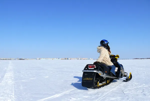 Bella ragazza su una motoslitta — Foto Stock