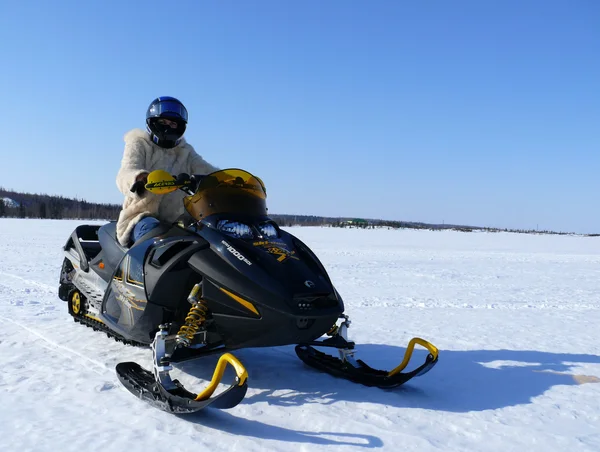 Menina bonita em um snowmobile — Fotografia de Stock