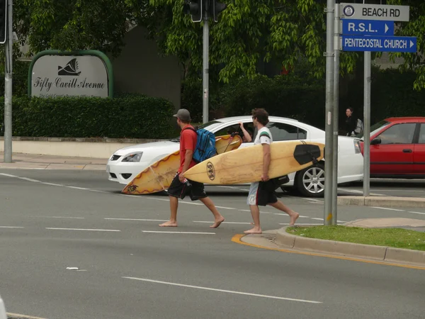 Austrália. Estrada urbana. Surfistas no Paraíso. Surfistas . — Fotografia de Stock