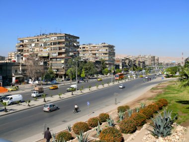 Suriye, Şam - 5 Kasım: yabancılar. Şehir, binalar, yollar ile otomobil Suriye Şam - 5 Kasım 2008.