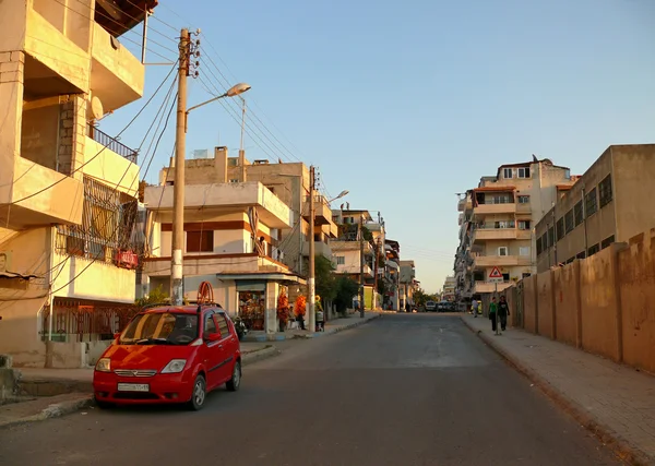 Au centre. Bâtiments, voitures, enseignes plus chères. Des étrangers marchent dans la rue en Syrie, Lattaquié - 4 novembre 2008 . — Photo