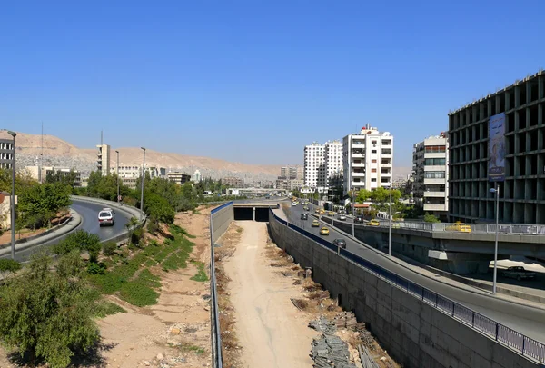 Syrie, Damas - 5 novembre : Vue de la ville, bâtiments, routes avec voitures en Syrie, Damas - 5 novembre 2008 . — Photo