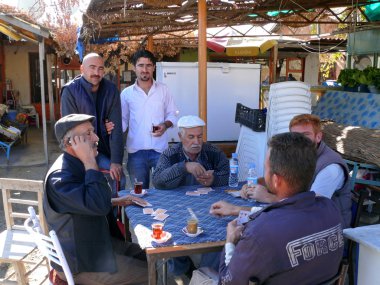 Türkiye'de erzinkan - 3 Kasım 2008 oyun kartları ve içecekler içme yabancı Türk erkekleri, bir Café.