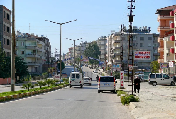 View of the city: the architectural structure of the road with cars in Turkey, Gaziantep - November 4, 2008. — Stock Photo, Image