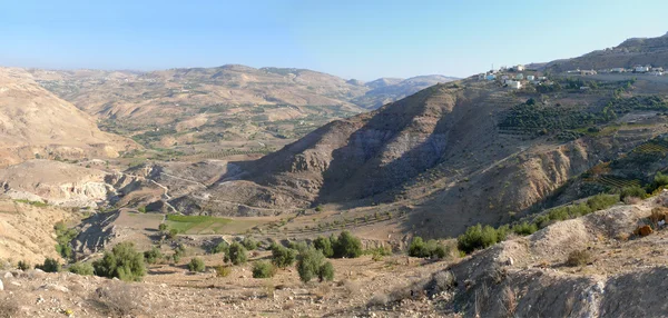 Krajina, příroda, hory, do údolí. Jordánsko. — Stock fotografie