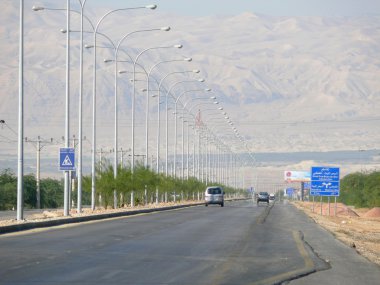 amman, Ürdün - 6 Kasım 2008 trafikte araba. dağ yolu.