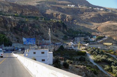 amman, Ürdün - 6 Kasım 2008 yılında şehir merkezinde otomobil olan yol. araç trafiği. dağlarda şehir.