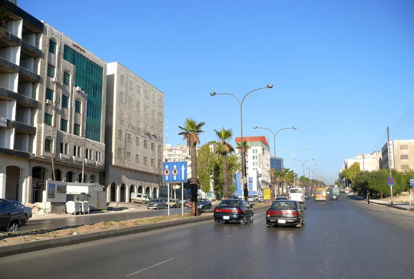 Estrada com carros no centro da cidade em Amã, Jordânia - 6 de novembro de 2008. Tráfego automóvel . — Fotografia de Stock