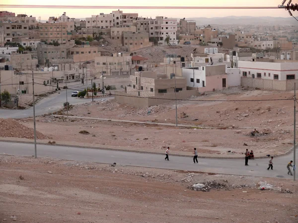 Obekanta barn leka på vägen i amman, jordan - 5 november 2008. staden vid solnedgången. stadens byggnader. invånare i staden. — Stockfoto