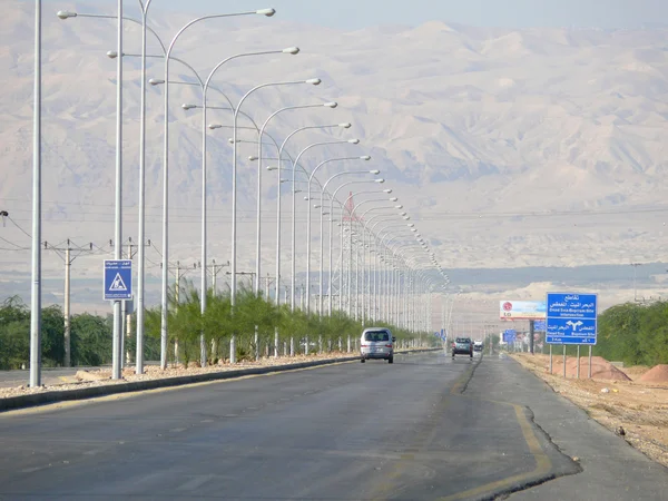 Car traffic in Amman, Jordan - November 6, 2008. The road in the mountains. — Stock Photo, Image