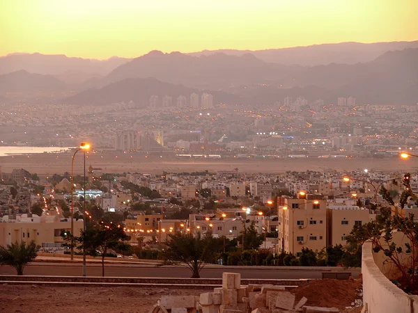 Stad vid solnedgången i Akaba, Jordanien - 6 november 2008. Stadsbyggnader. Kvällsbelysning. — Stockfoto