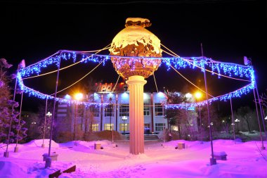 nadym, Rusya Federasyonu - 25 Şubat 2013: Noel süsleri. Yeni yıl - bir tatil. Festival cadde süslemeleri. Kuzeyde, nadym.