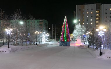 nadym, Rusya Federasyonu - 25 Şubat 2013: yeni yıl - bir tatil. Festival cadde süslemeleri. güzel ışıklı bina ve ağaçlar. Kuzeyde, nadym.