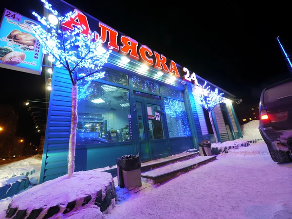 Nový rok - dovolená v nadym, Rusko - 25. února 2013. Slavnostní pouliční dekorace. krásně osvětlené budovy a stromy. daleko na severu, nadym. — Stock fotografie