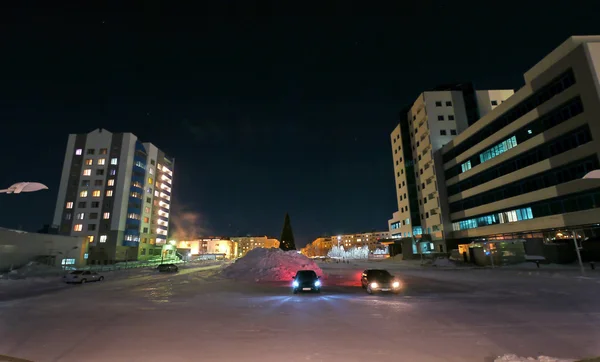 Árvore de Natal decorada no centro da cidade em Nadym, Rússia - 25 de fevereiro de 2013. Ano Novo - umas férias. Edifício lindamente iluminado e árvores. Extremo norte, Nadym . — Fotografia de Stock