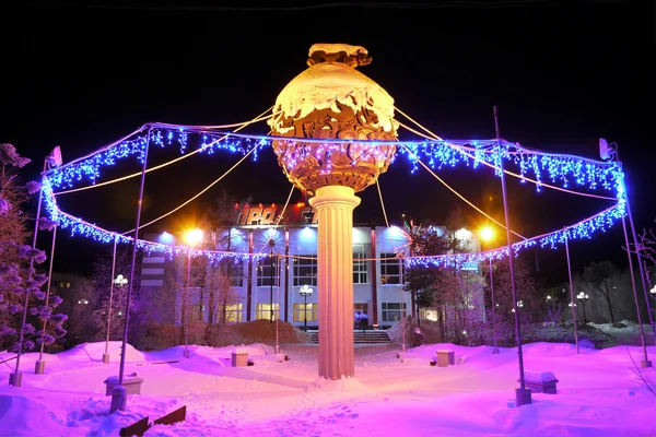 Nadym, Rusko - 25. února 2013: vánoční ozdoby. Nový rok - dovolená. Slavnostní pouliční dekorace. daleko na severu, nadym. — Stock fotografie