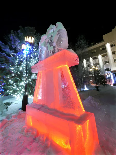 Nytt år - en semester. festlig gatan dekorationer. vackert upplysta byggnaden och träd. långt norrut, nadym. — Stockfoto