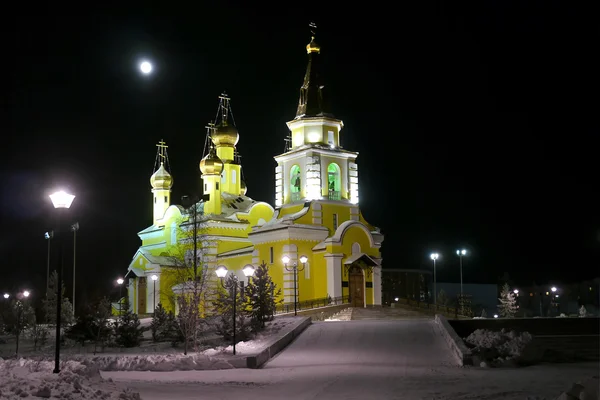 Vackert upplysta kyrkan på natten. — Stockfoto