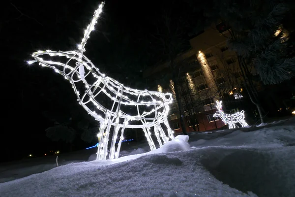 Nadym, Rusland - 25 februari 2013: nieuwe jaar - een vakantie. feestelijke straat decoraties. prachtig verlichte gebouw en bomen. Extrême-Nord, nadym. — Stockfoto