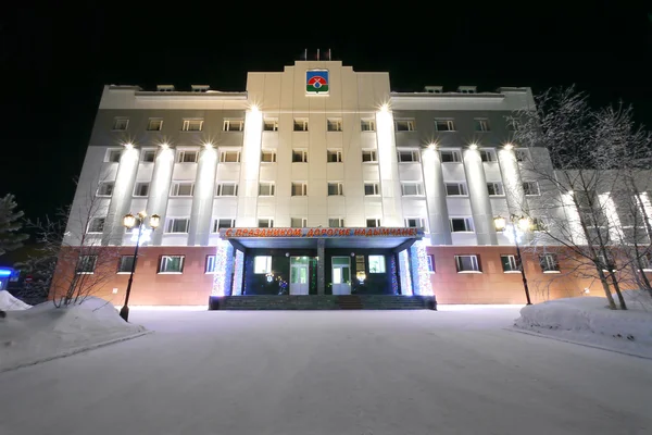 Nadym, Rusia - 25 de febrero de 2013: Año Nuevo - la fiesta. Decoraciones festivas en la calle. Edificio y árboles bellamente iluminados. Muy al norte, Nadym. . — Foto de Stock