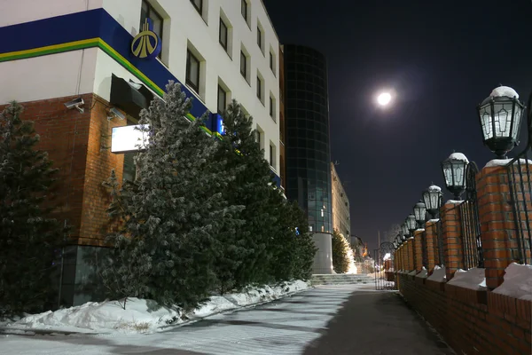 NADYM, RUSSIE - 25 FÉVRIER 2013 : Nouvel An - vacances à Nadym, Russie - 25 février 2013. Décorations de rue festives. Magnifiquement éclairé bâtiment et les arbres. Grand Nord, Nadym . — Photo